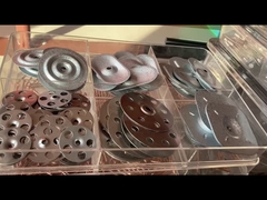 πλακέτες από χάλυβα και συσσωρευτές που χρησιμοποιούνται για την προσκόλληση της μεμβράνης TPO EPDM μέσω της μόνωσης στην οροφή